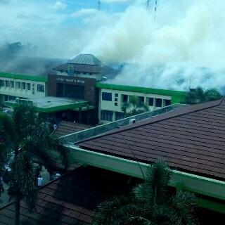 Berita nya sampai ga di planet kalian? Kantor Walikota Bekasi kebakaran nih.