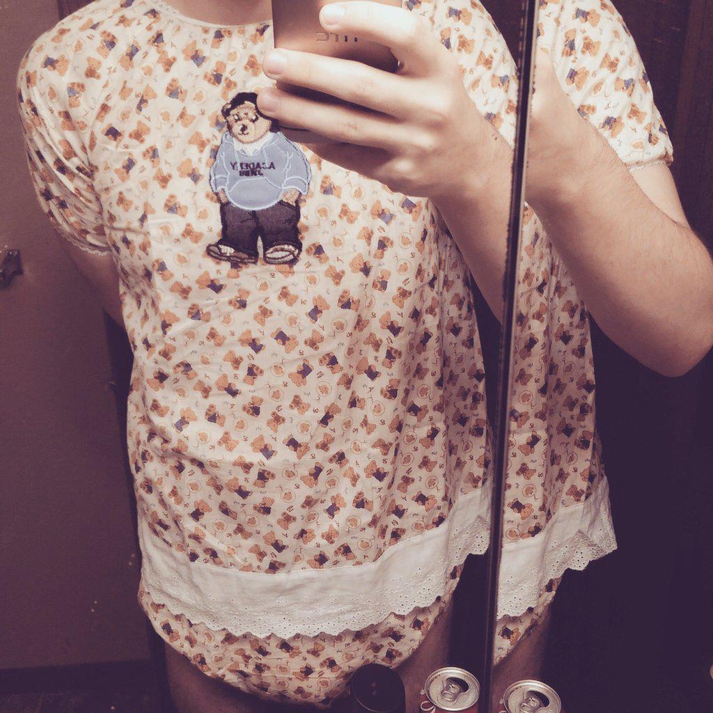 abky1212's tweet photo. My cute outfit :) if any daddy wants to role play with a baby boy Kik me #ABDL #abdlboy #adultbaby  #adultdiaper http://t.co/c5uFSywoly