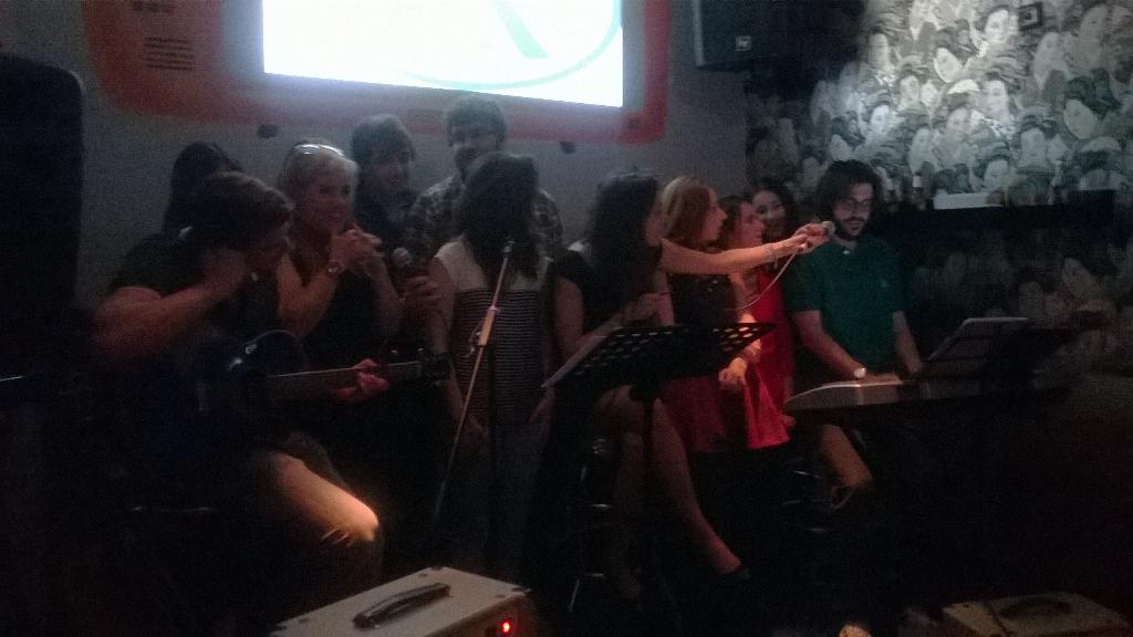 ViajeMedUC's tweet photo. Gracias a todos los que ayer hicisteis posible ese gran OPEN MIC, ¡y buen viernes a todos!😊 http://t.co/2VlFDY2Nr8