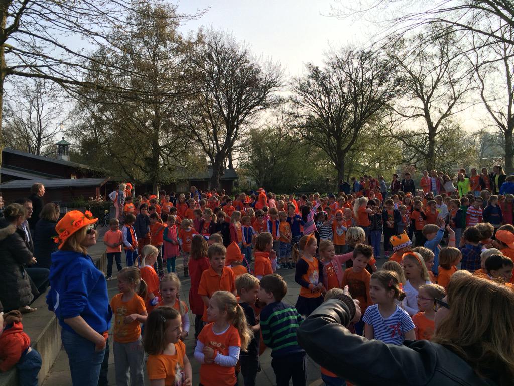 baljee's tweet photo. Gezellig op de #Koningsspelen @Nutsbasisschool http://t.co/CSm3wmSYpt