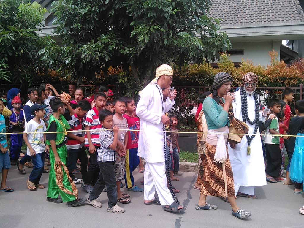 OneGps's tweet photo. Warga panyileukan punturut menyemarakan peringatanKAA yg ke60 dgn arak2an
@AACarnival2015 @indonesiaTAV @ridwankamil http://t.co/hyx8vRpfIp