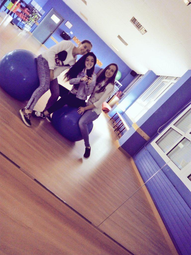BalmaOihane's tweet photo. "@diaz1_laura: Clases productivas @Urtzi92 @BalmaOihane @euke_95 🙈 😎 🙌 http://t.co/PCEvbQAvha"