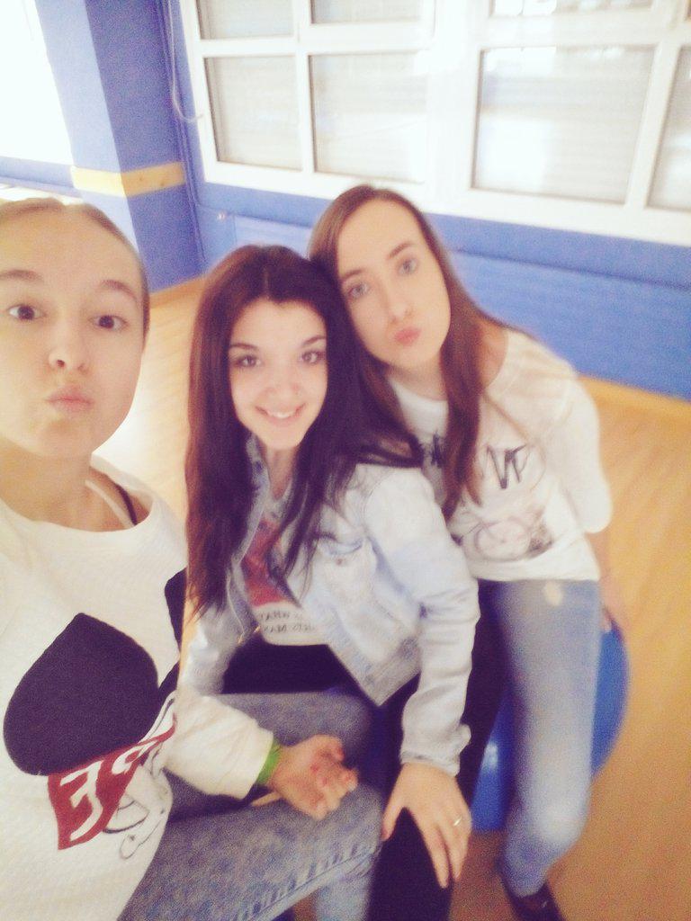 BalmaOihane's tweet photo. "@diaz1_laura: Clases productivas @Urtzi92 @BalmaOihane @euke_95 🙈 😎 🙌 http://t.co/PCEvbQAvha"