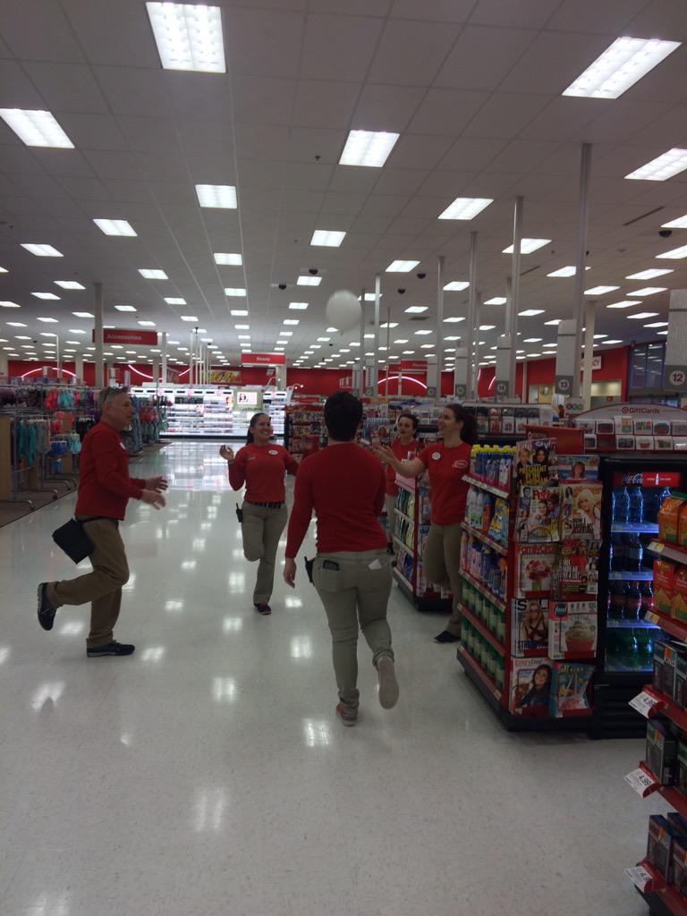 kmanfre's tweet photo. Ballon game at the huddle! #T1929  #teambonding #morningfun🎈🎈🎈🎈 http://t.co/VHhjCa1n5W