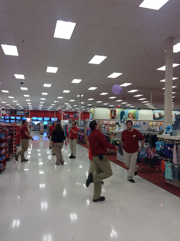 kmanfre's tweet photo. Ballon game at the huddle! #T1929  #teambonding #morningfun🎈🎈🎈🎈 http://t.co/VHhjCa1n5W