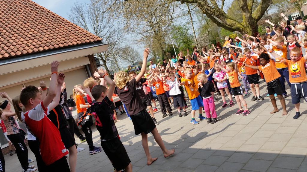 RobvanEgmond's tweet photo. En in Mariënheem de koningsdans als afsluiting van een geslaagde #Koningsspelen http://t.co/8SdrbkLHEj