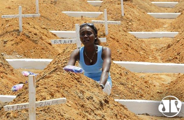 JovemPanNews's tweet photo. #MaisLidasDaSemana Ebola atingiu mais de 26 mil pessoas desde o início da epidemia, diz OMS: http://t.co/RXWwmOBfUI http://t.co/UH8Un95FWa