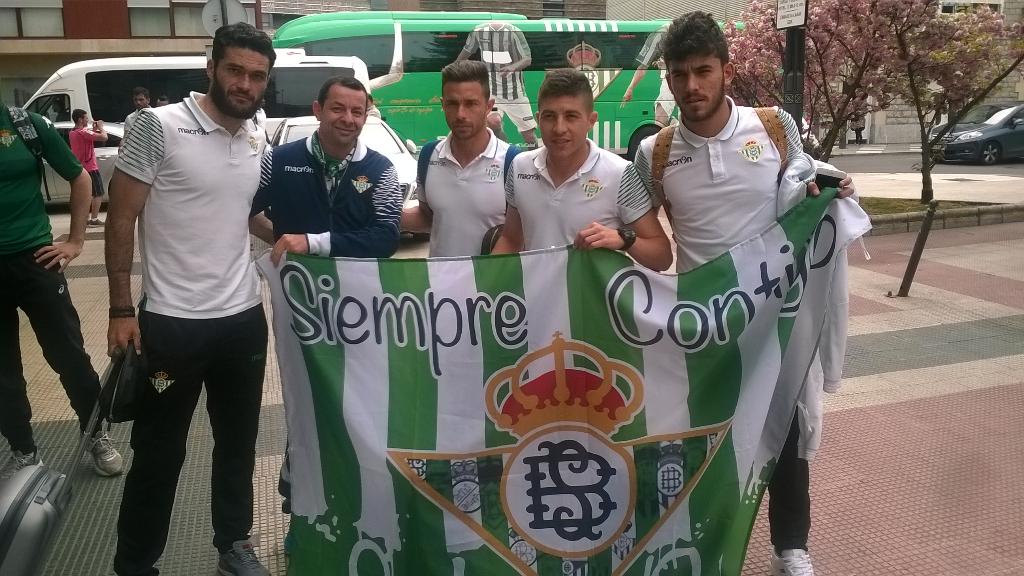 RealBetis's tweet photo. El @RealBetis ya se encuentra en Vitoria. Esta tarde, entrenamiento en la Ciudad Deportiva del @Alaves http://t.co/srKi3DIVMZ