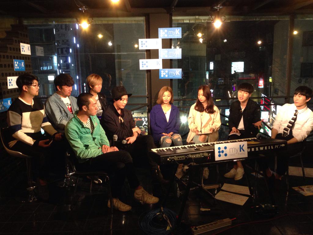 공연 후 KBS my K 생방송 출연 중