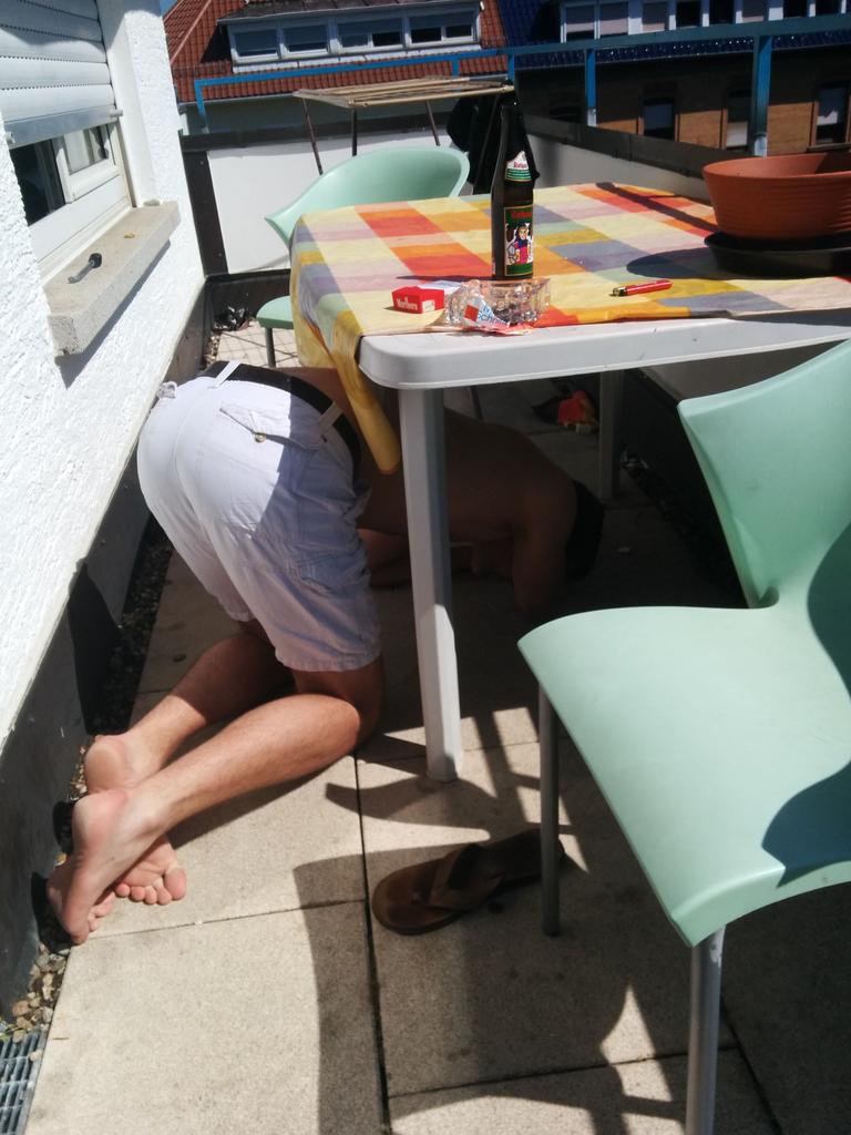 DirtyDussi's tweet photo. What engineers do when the sun comes out! #kit #nerd #sunnygermany http://t.co/88YiKK2gkR