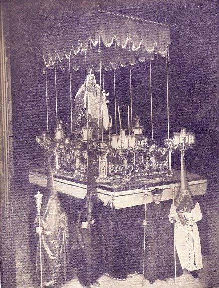 SRosarista's tweet photo. 7 de Abril de 1928 - Sábado de Gloria: salía por primera vez en #SemanaSanta @Rosario_Granada, Co-Patrona de #Granada http://t.co/Zwmz5O1N7h