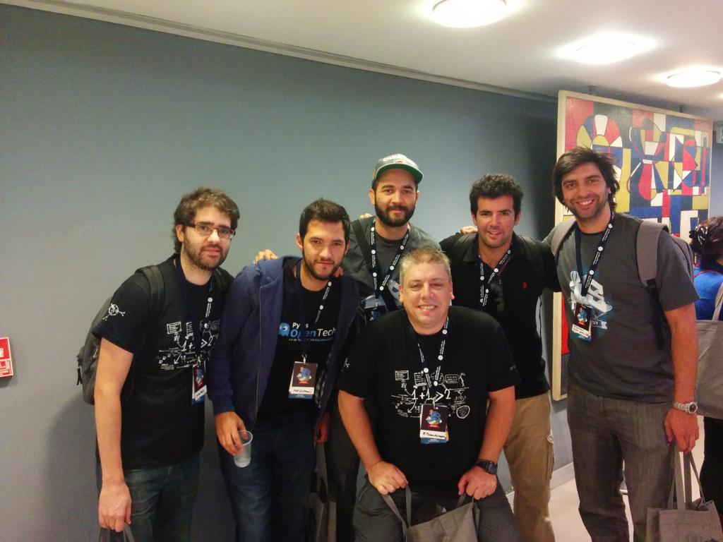 pablomarrero's tweet photo. Se completo la barra @Pyxisportal #JSConfUY http://t.co/Ry8RB8R6qI