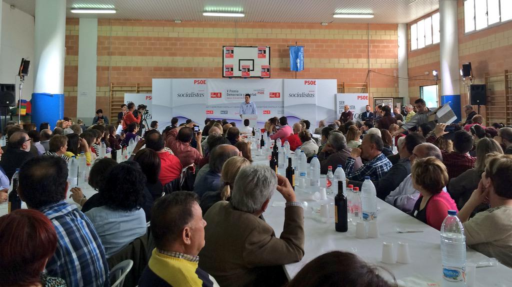 PSOE_CyL's tweet photo. .@sanchezcastejon en #Zamora: "La mejor forma de ascender socialmente es la educación pública, gratuita y universal" http://t.co/JkFnuulErJ