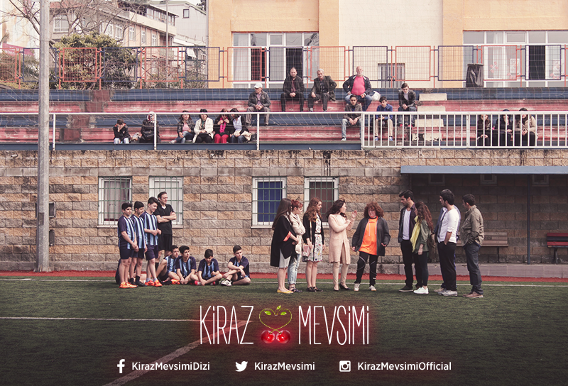 kirazzmevsimi's tweet photo. Cem'in maçına destek için tüm ekip sahada! #KirazMevsimi bu akşam 20.15'te FOX'ta! http://t.co/nSexXdHDNI http://t.co/d3Jh92AY5A