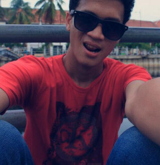 Asik sendiri #ShowYourColors  @AmoticonID <a href="/Kikik26/">Hakiky Mohammad Akbar</a>