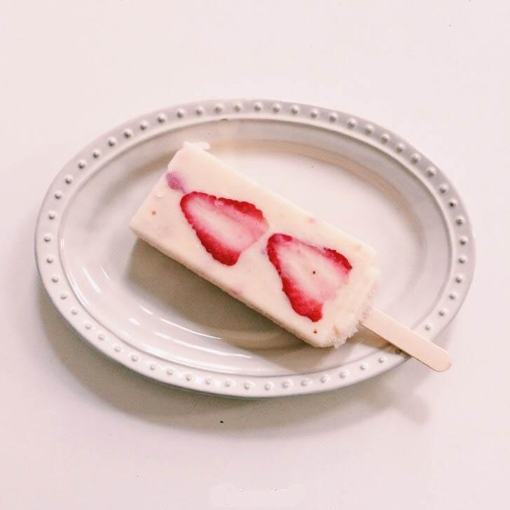MFrannieStore's tweet image. It said that this strawberry ice lolly is VERY HOT in Japan! 
REALLY???!
教えてください！My friends~
#strawberry #icecream