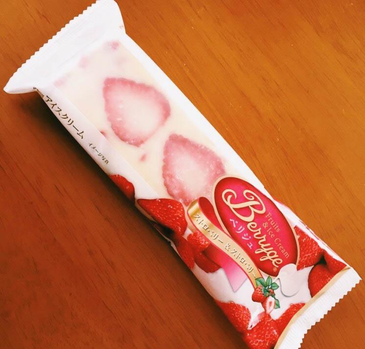 MFrannieStore's tweet image. It said that this strawberry ice lolly is VERY HOT in Japan! 
REALLY???!
教えてください！My friends~
#strawberry #icecream