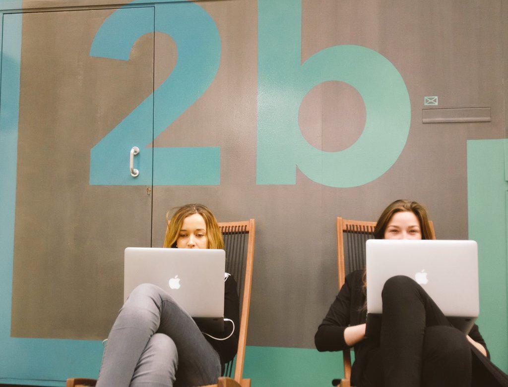 2b's tweet photo. Tenemos tanto miedo de entrar en la oficina tras la #2bPromParty que vamos a trabajar en la puerta... http://t.co/laAEwwaf0O