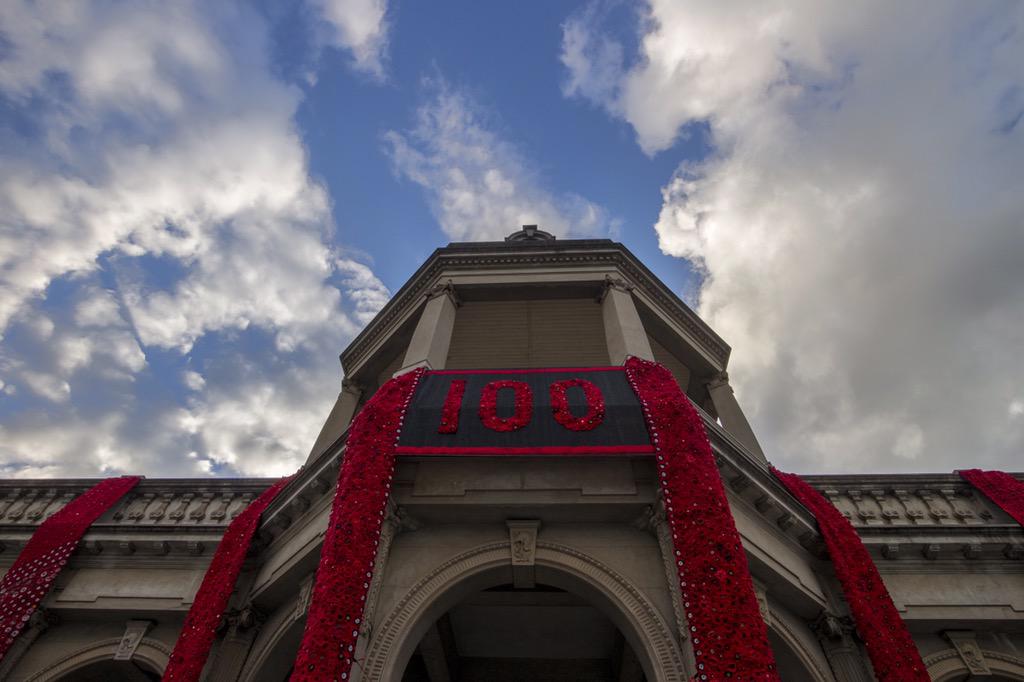 rossjardine's tweet photo. Lest we forget. #Anzac #anzacday #bendigo #explorebendigo #explorevic #canon #eosm #poppies #canoneosm http://t.co/xjQEJdx8wK