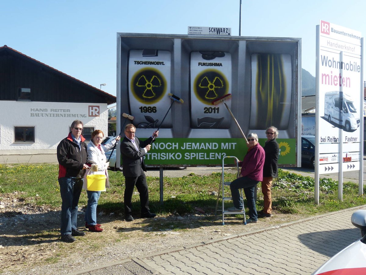 "Will noch jemand mit Restrisiko spielen?" – Plakataktion von <a href="/Gruene_Bayern/">GRÜNE Bayern</a> an #Tschernobyl #Fukushima in #Sonthofen