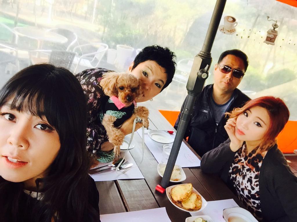 2NE1indo's tweet photo. Hahaha RT @rhdalsdud7083: Happy dougie day^^ http://t.co/h7viE6kDqL