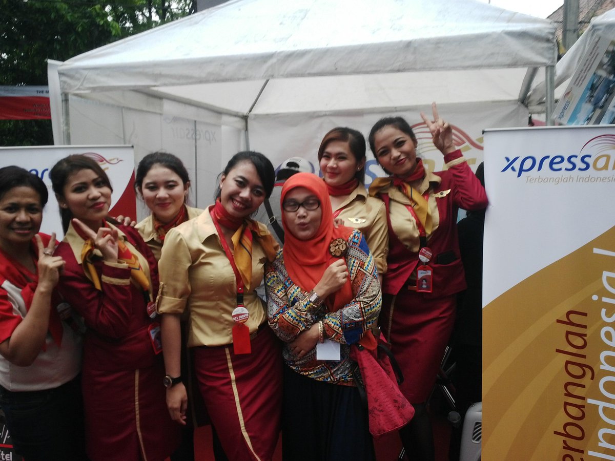 serry_oktora's tweet photo. @XpressAir joged dan foto bareng di boot BLF AAC2015 #AAC2015 http://t.co/fvkgbJK5i4