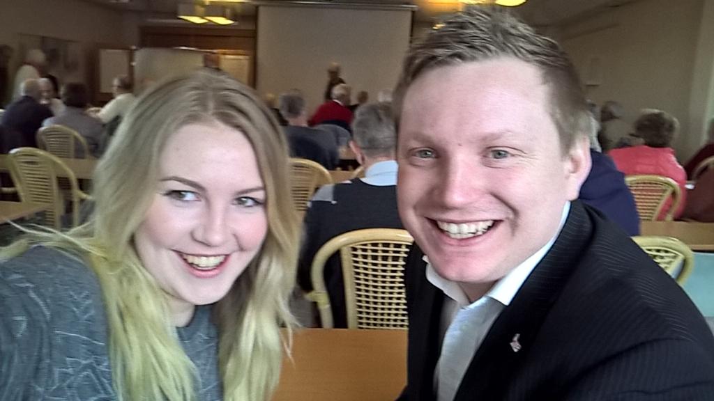 AUFiVestfold's tweet photo. AUF på plass i #Sandefjord for å fortelle seniorene i @Vestfold_AP hva kidsa gjør om dagen. #valg2015 #teambestfold http://t.co/ynRh0s1t76