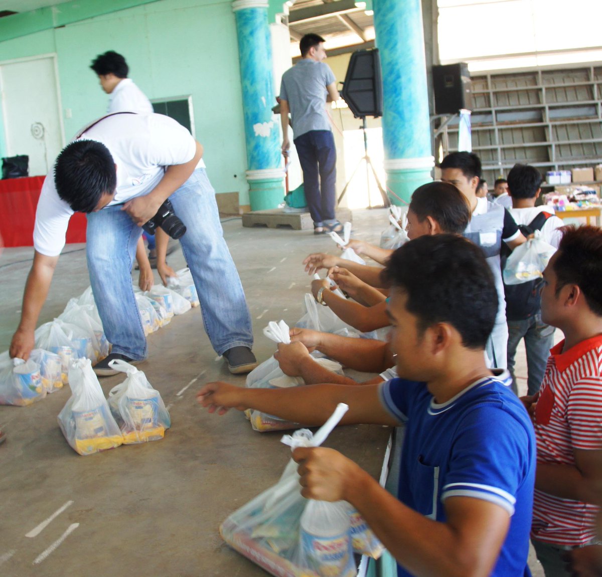 ABSCBNFI_ph's tweet photo. Nagkaroon ng gift giving ang #ProgramaGenio sa siyam na eskwelahan sa Busuanga, Palawan. http://t.co/iDLgpnMGbn http://t.co/3xQv6TpCL9