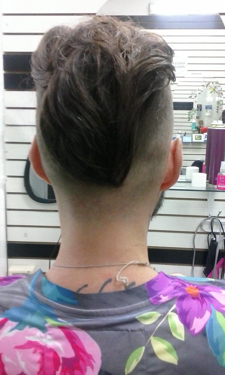 AndrosMVD's tweet photo. Reinventamos el pompadour con un elaborado peinado. Andrós Barber Shop Madrid-Montevideo.  Loc 61 GALERÍA Del VIRREY http://t.co/oKnq5SgCbd