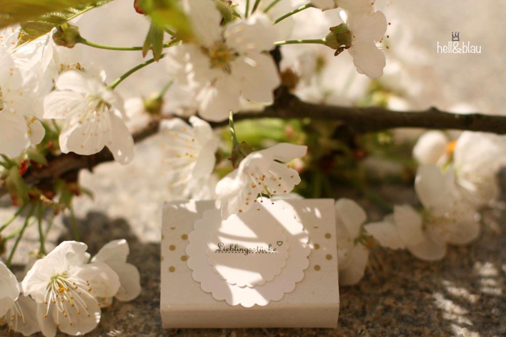 Wir outen uns: Bei uns ist ein zweiter Hund eingezogen! Was für einer, das lest ihr hier:
hellundblau.blogspot.de/2015/04/Liebli…