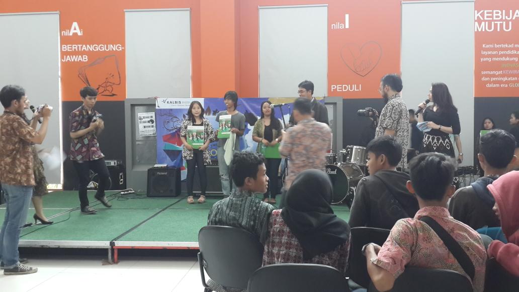kalbis_comday's tweet photo. Selamat untuk semua pemenang lomba poster ya friends http://t.co/QZ4HkHG7ld
