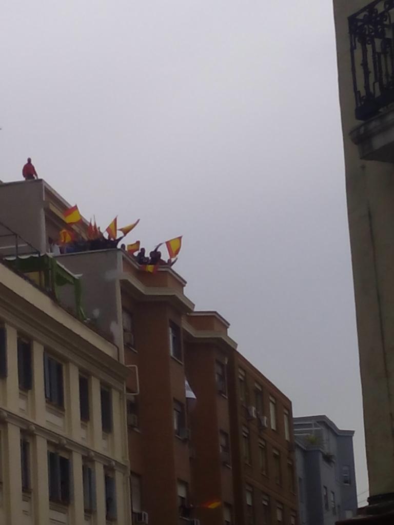 HogarSocial_'s tweet photo. ¡¡Desalojo suspendido!! Muchas gracias a todos por venir. ¡¡No podrán acabar con la ayuda nacional!! http://t.co/Gi8XUxCUs0