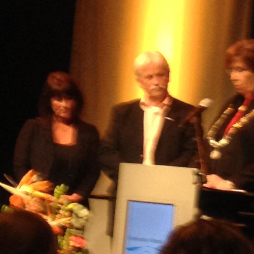 TonAlmere's tweet photo. Klaas een lintje nu als ridder http://t.co/8PDUcXMN7h