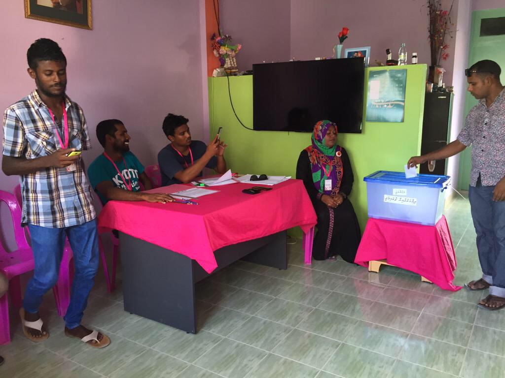 axaan's tweet photo. Meemu Dhiggaru gai PPM Primary Votelun kuriyya dhany. @ppm_official #PPMprimary @Ahmed_Adeeb @maumoonagayoom #SB http://t.co/GkZDRZSEkS