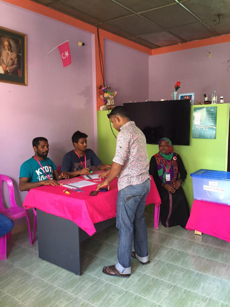 axaan's tweet photo. Meemu Dhiggaru gai PPM Primary Votelun kuriyya dhany. @ppm_official #PPMprimary @Ahmed_Adeeb @maumoonagayoom #SB http://t.co/GkZDRZSEkS