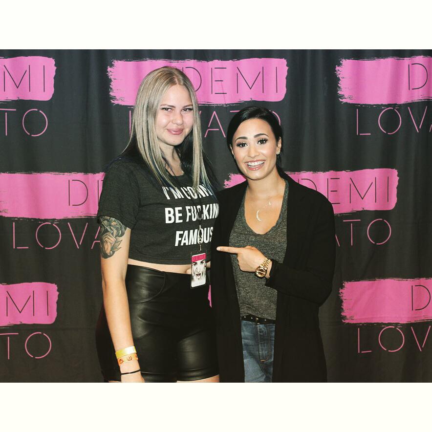 alysrabbithole's tweet photo. This makes me happy 😍 @ddlovato is so stunning! Thank you @lovatoclub for this moment! #DEMIWORLDTOUR #perthwinner http://t.co/H7yp9MAf8g