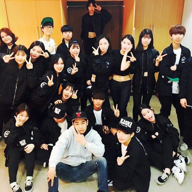 hyunjun91's tweet photo. 어제 공연후 스승님과 동생들~! 수고하셨습니당~! http://t.co/B9HAWRgEbT