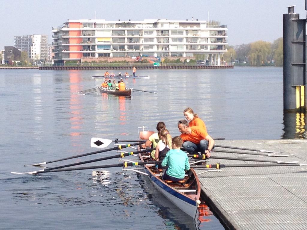 Obsdevoorzaan's tweet photo. #Koningsspelen #ObsdeVoorzaan roeit op de Voorzaan! Spelen en dansen, wat een #energie! @ZaanPrimair @EllenVoskuilen http://t.co/uTGmr7t8Hb