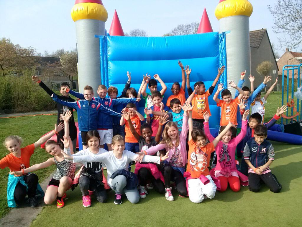 Obsdevoorzaan's tweet photo. #Koningsspelen #ObsdeVoorzaan roeit op de Voorzaan! Spelen en dansen, wat een #energie! @ZaanPrimair @EllenVoskuilen http://t.co/uTGmr7t8Hb