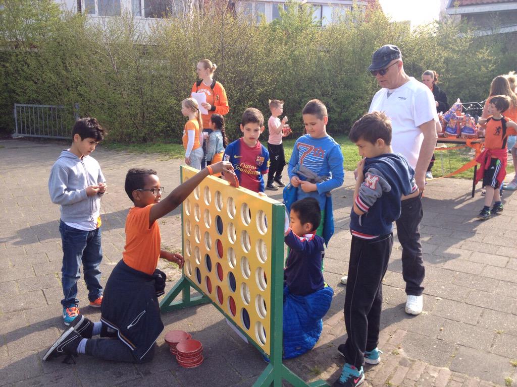 Obsdevoorzaan's tweet photo. #Koningsspelen #ObsdeVoorzaan roeit op de Voorzaan! Spelen en dansen, wat een #energie! @ZaanPrimair @EllenVoskuilen http://t.co/uTGmr7t8Hb