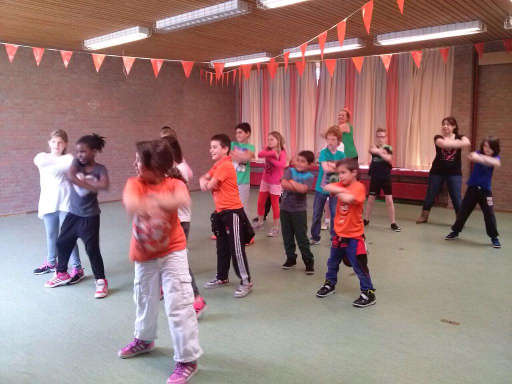 Obsdevoorzaan's tweet photo. #Koningsspelen #ObsdeVoorzaan roeit op de Voorzaan! Spelen en dansen, wat een #energie! @ZaanPrimair @EllenVoskuilen http://t.co/uTGmr7t8Hb