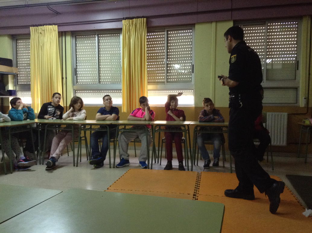 CPReyAurelio's tweet photo. Charla sobre acoso escolar con @policia en el Colegio Público "Rey Aurelio" de Sotrondio. Genial. ¡Ojos como platos! http://t.co/zf1yG5GjUJ