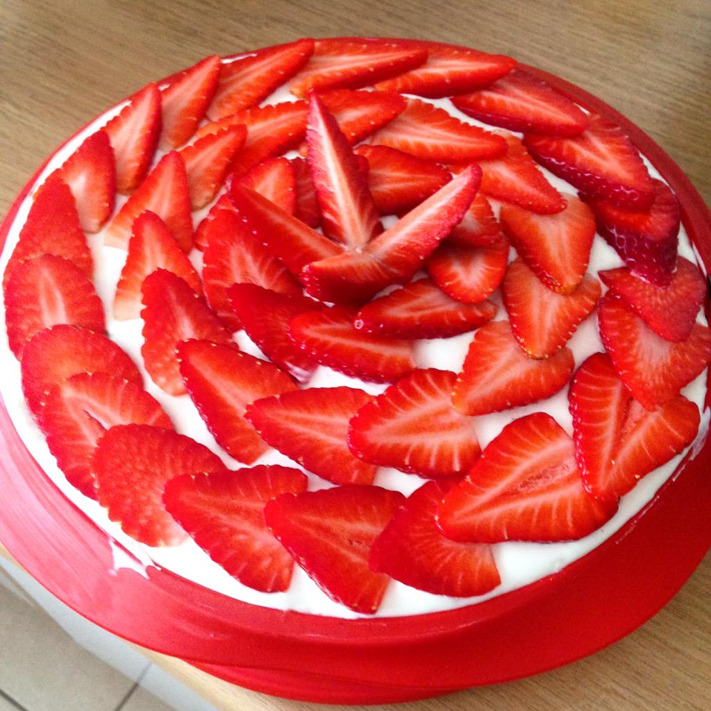 ProstePrzepisy's tweet photo. Sernik na zimno z truskawkami i brzoskwiniami. #mniam #food #foodblogger http://t.co/lGSoqFvLZ1