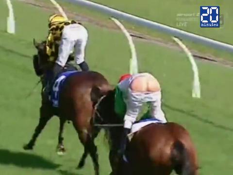 20Minutes's tweet photo. Course hippique: Le jockey perd son pantalon et finit deuxième http://t.co/mq0RqzAmDj http://t.co/KhFlmq5LMi
