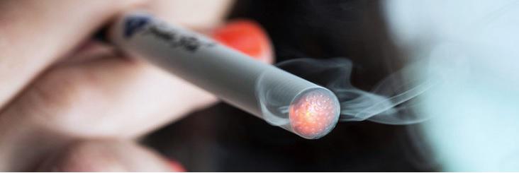 E-sigaret steeds populairder. De belangrijkste onderzoeksresultaten op een rij: zk.nl/e-sigaret #raadendaad