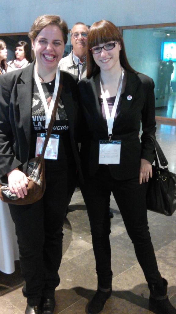 EstherNietoG's tweet photo. "@Maria_Glvez: #Faecap2015 con @Ebevidencia. Esto es lo mejor, los encuentros con el resto de "frikis 2.0". http://t.co/GVT1r5SUMa" guapas!