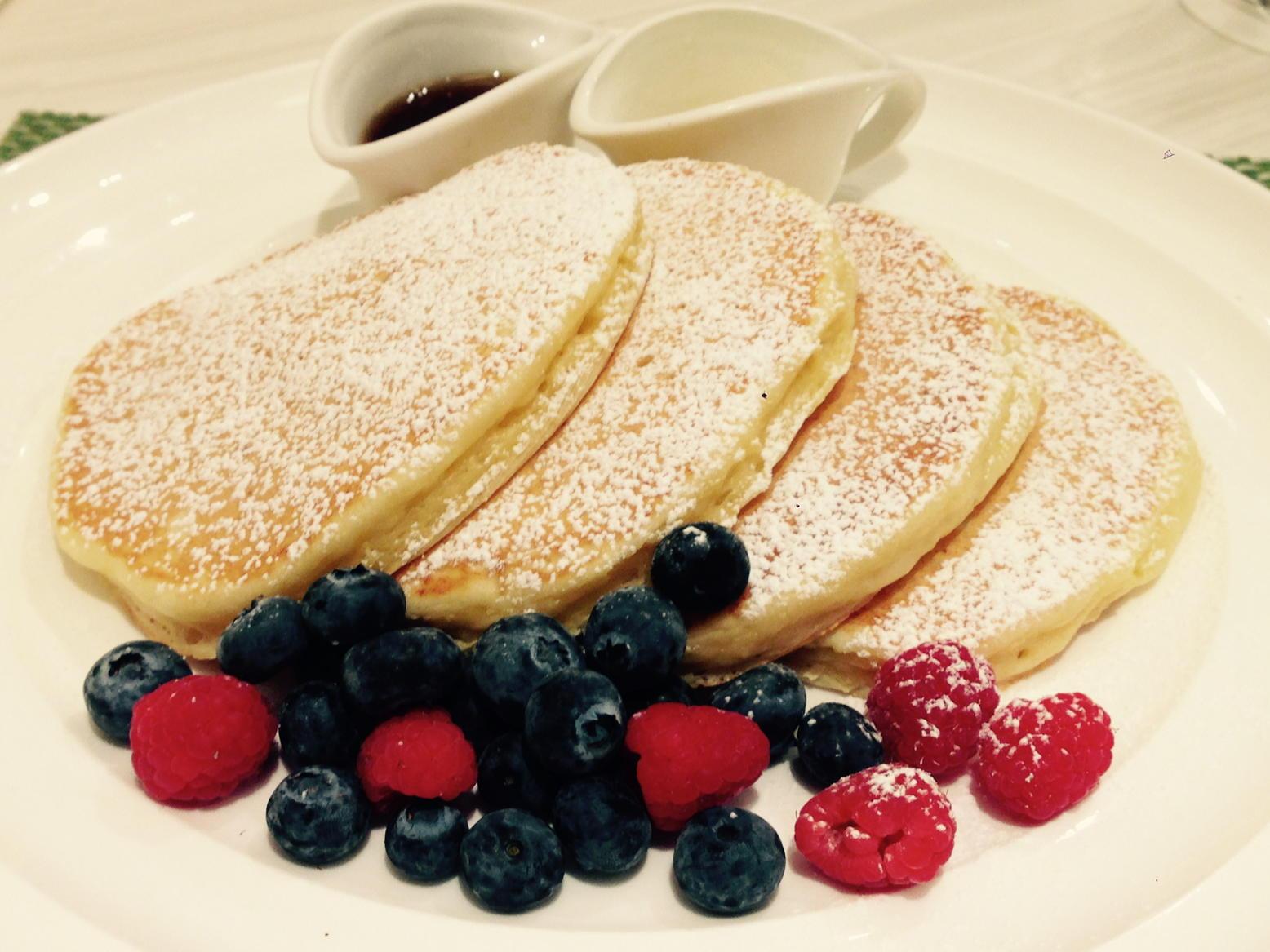 カミヤマd 大事な営業が上手くいったので ご褒美として 新宿のサラベスでレモンリコッタパンケーキ パンケーキ ノートに載っているだけあって ふわっとモッチリで美味 Http T Co Fmwyyktyke Twitter