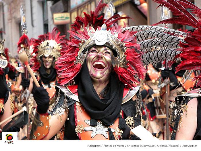 EspanaEnLatam's tweet photo. Historia, leyenda y espectáculo se dan la mano en #Alcoy para celebrar las fiestas de Moros y Cristianos #spain http://t.co/1PShtaKJVr