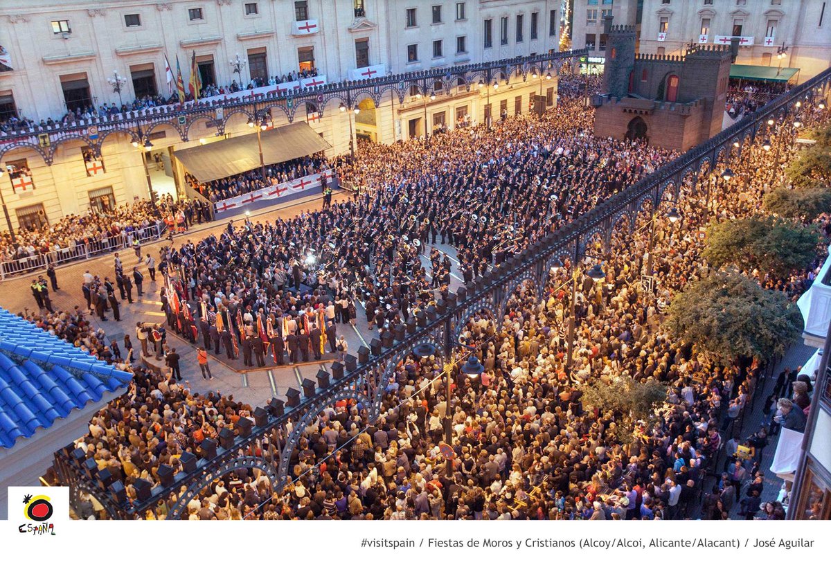 EspanaEnLatam's tweet photo. Historia, leyenda y espectáculo se dan la mano en #Alcoy para celebrar las fiestas de Moros y Cristianos #spain http://t.co/1PShtaKJVr