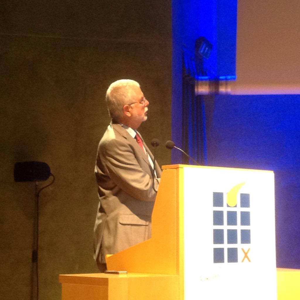 ClinicaDiatros's tweet photo. Prof J Calaf "felicito a @ClinicaDiatros x sus 20 años y me felicito a mí mismo x haber estado en todos" #DIATROS2015 http://t.co/m0ZdmU9TC3